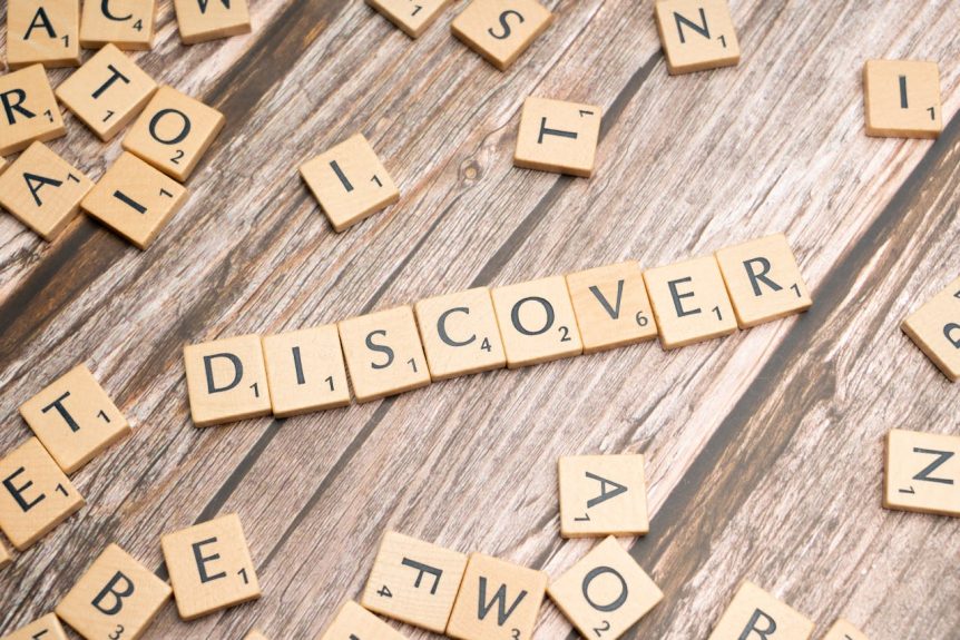 Scrable tiles saying 'Discover'.